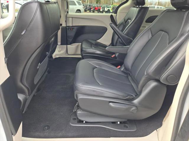 Certified 2024 Chrysler Pacifica Select image 16