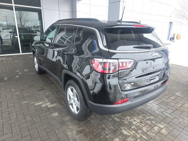 Used 2023 Jeep Compass Latitude image 2