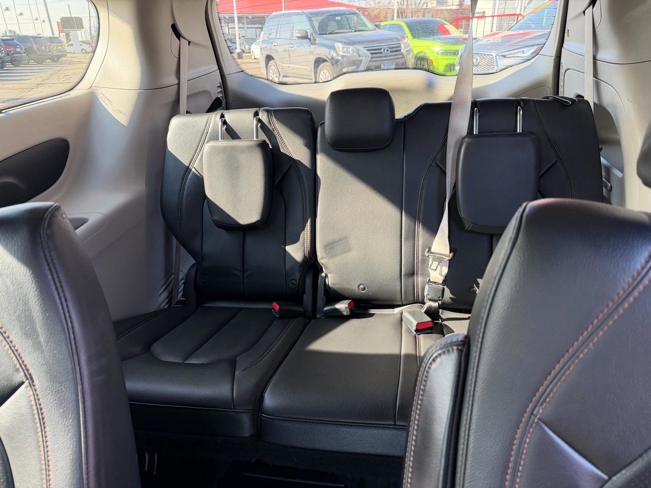Used 2018 Chrysler Pacifica Touring-L w/ Tire & Wheel Group image 13