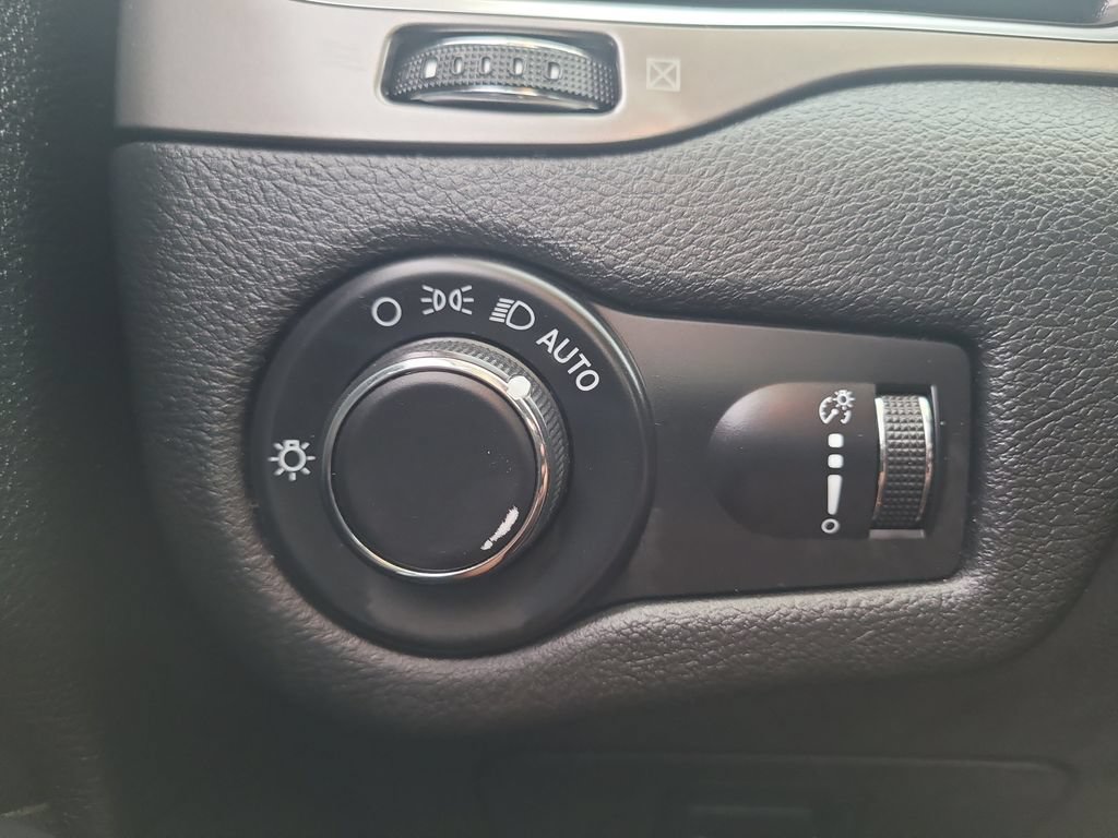 Used 2020 Jeep Cherokee Latitude AWD/4WD image 34