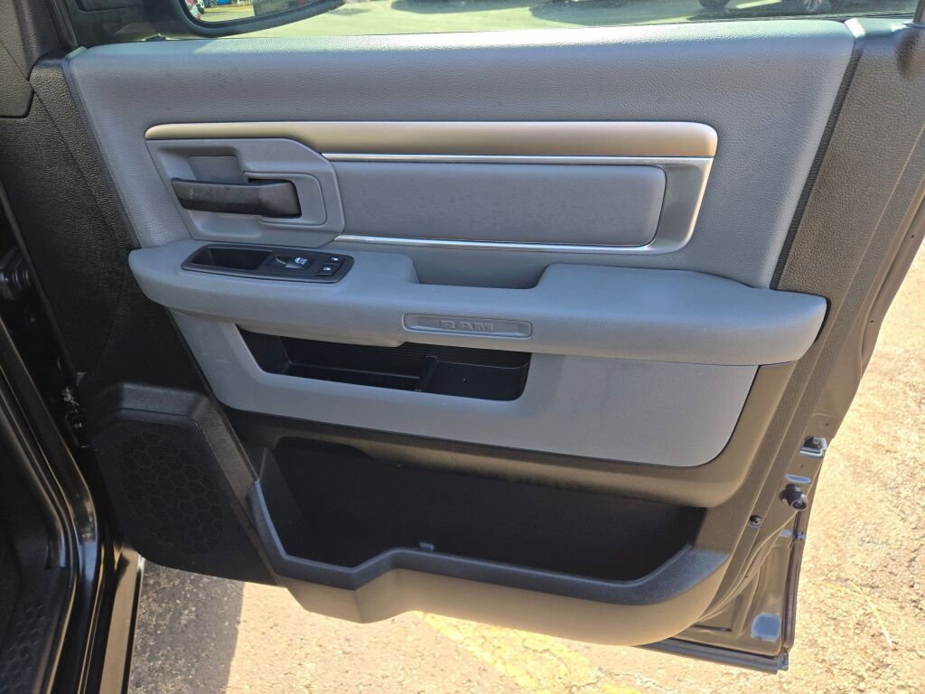 Used 2017 RAM 1500 Classic SLT image 5