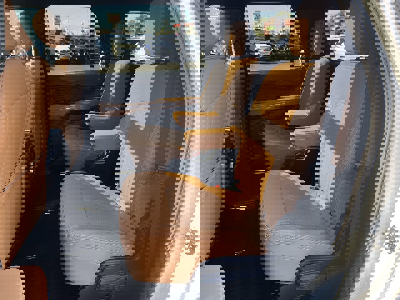 Used 2024 Ford Expedition Platinum image 26