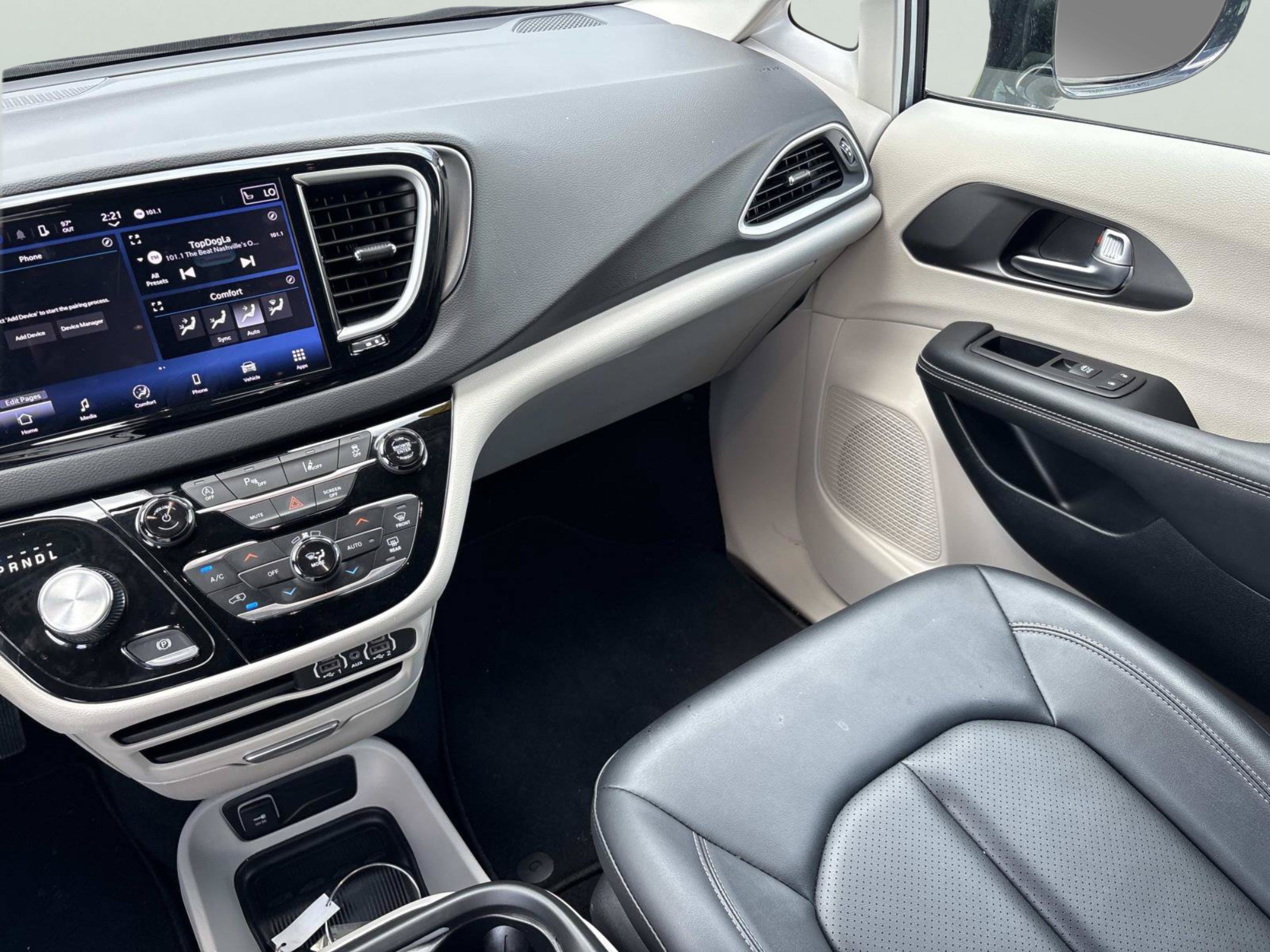 Used 2024 Chrysler Pacifica Touring-L FWD image 12