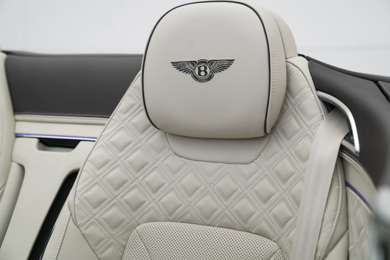 Used 2023 Bentley Continental GT Azure image 24