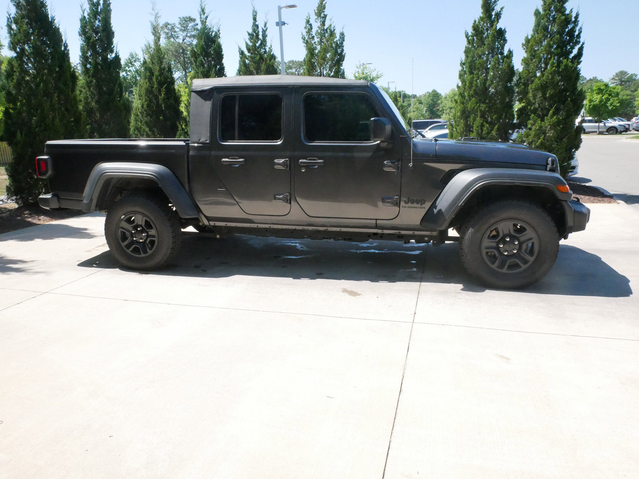 Used 2022 Jeep Gladiator Sport image 11
