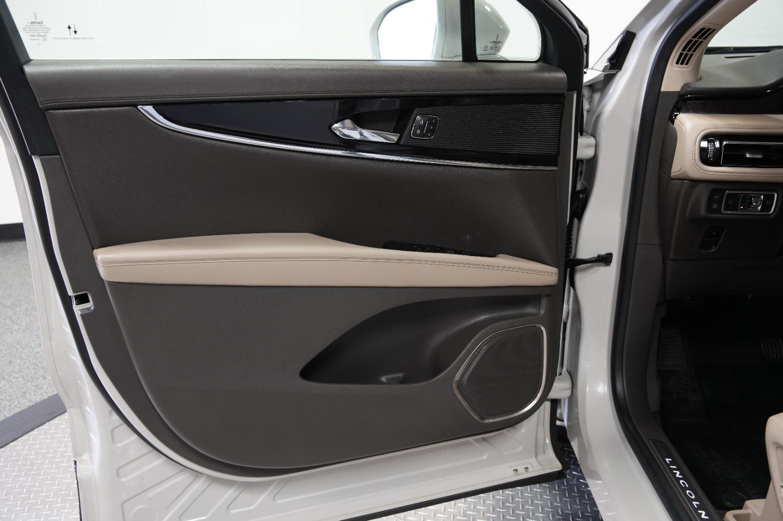 Used 2022 Lincoln Nautilus Reserve image 23