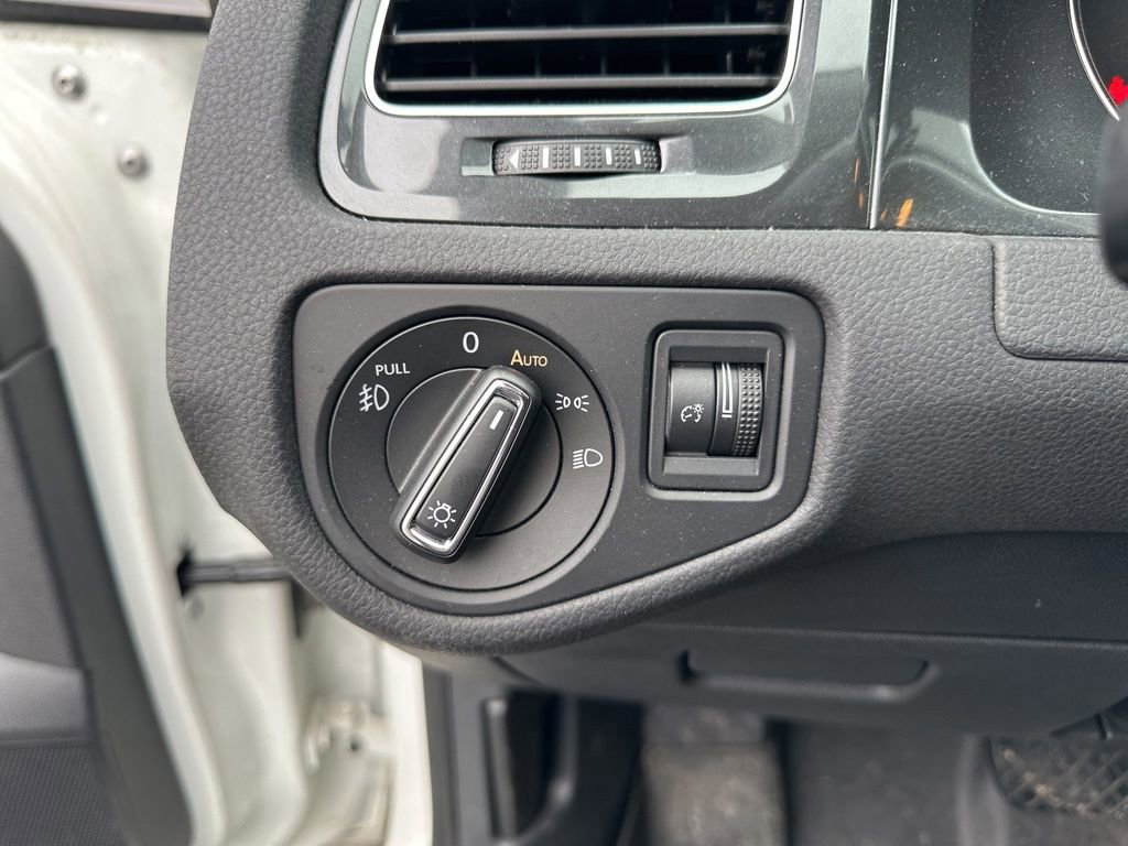 Used 2018 Volkswagen Golf SE image 19