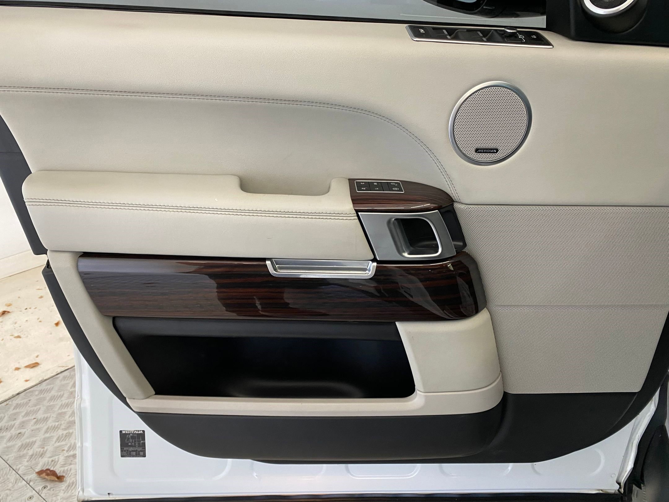 Used 2014 Land Rover Range Rover HSE image 23