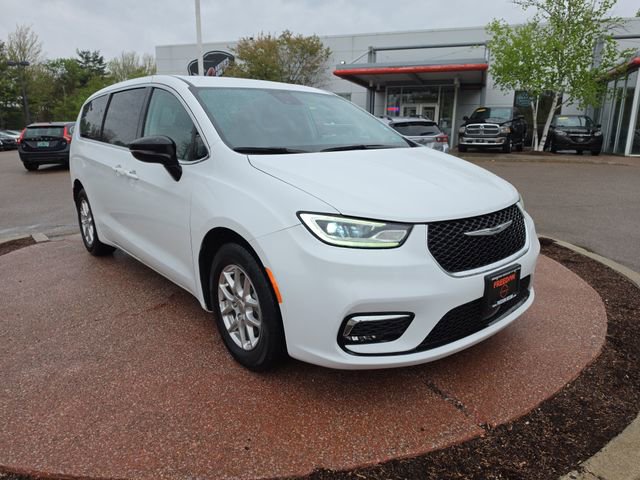 Used 2024 Chrysler Pacifica Touring-L FWD image 7