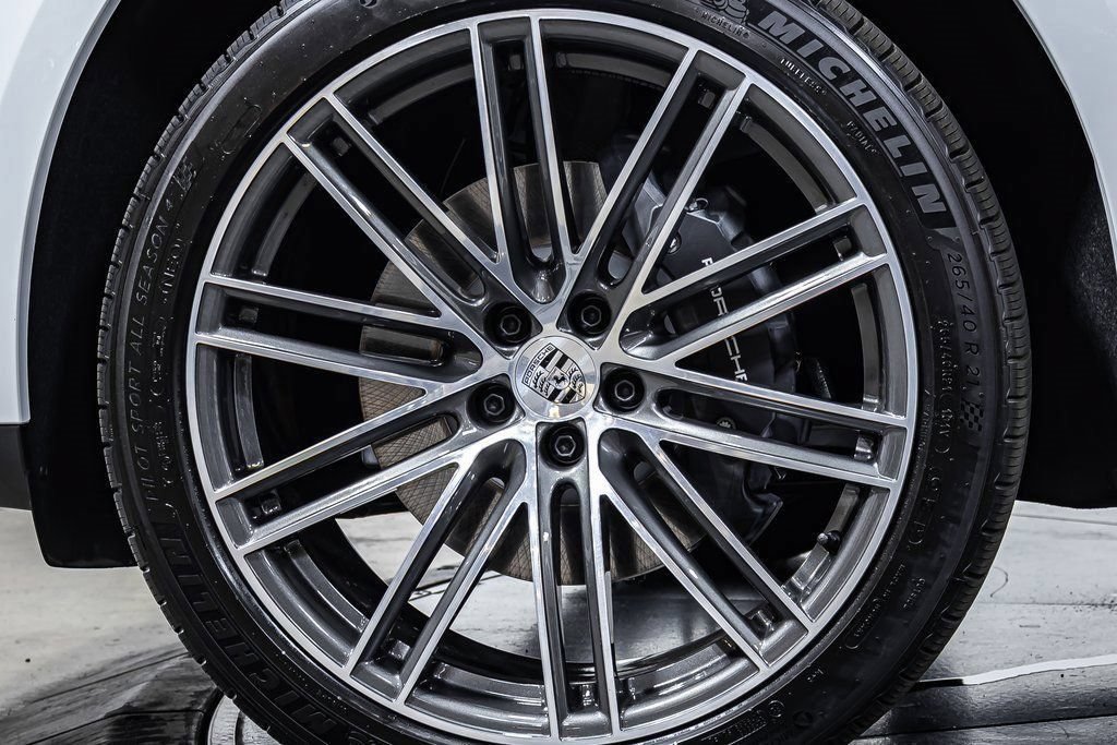 Certified 2025 Porsche Macan AWD/4WD image 24