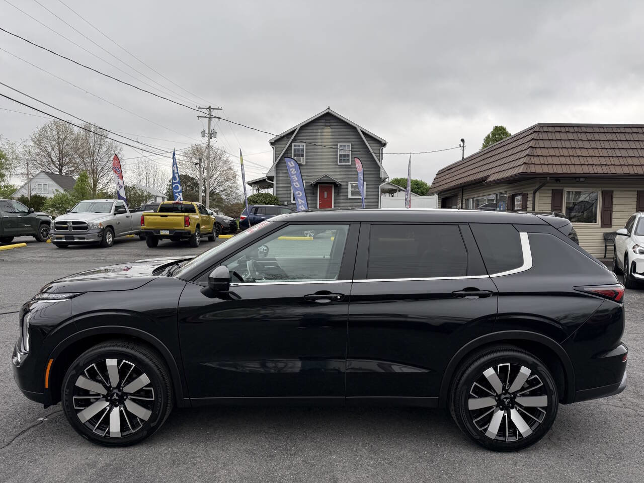 Used 2025 Mitsubishi Outlander SE AWD/4WD image 2