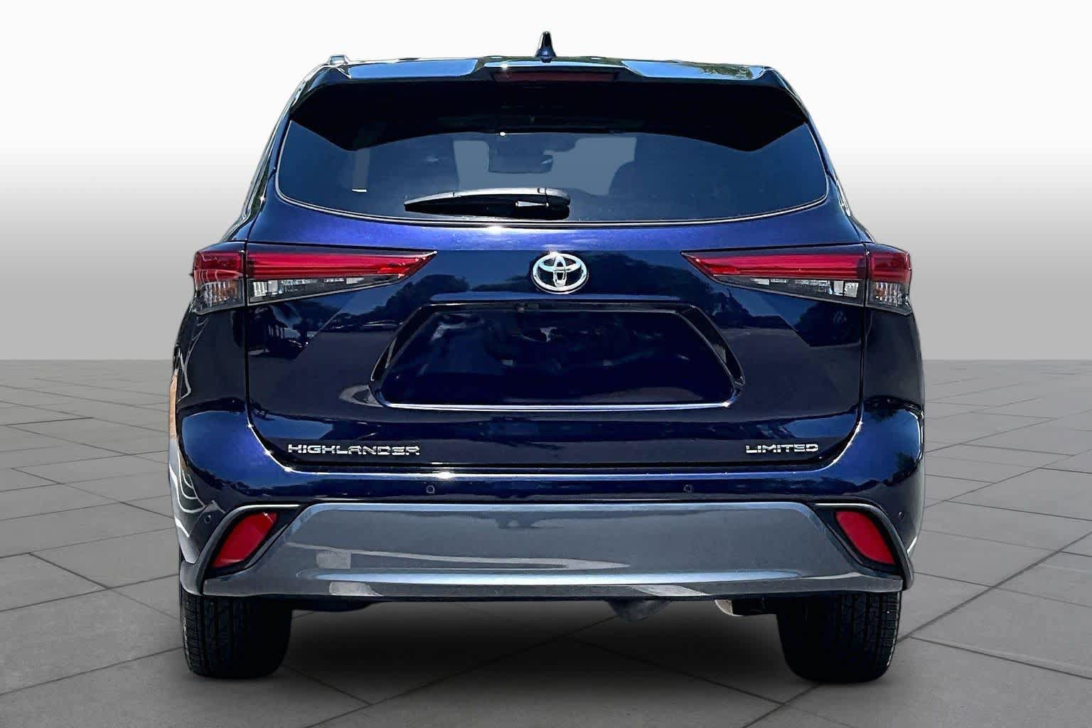 Used 2023 Toyota Highlander Limited FWD image 5