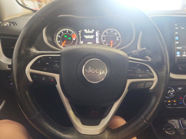 Used 2018 Jeep Cherokee Latitude Plus w/ Comfort/Convenience Group image 23