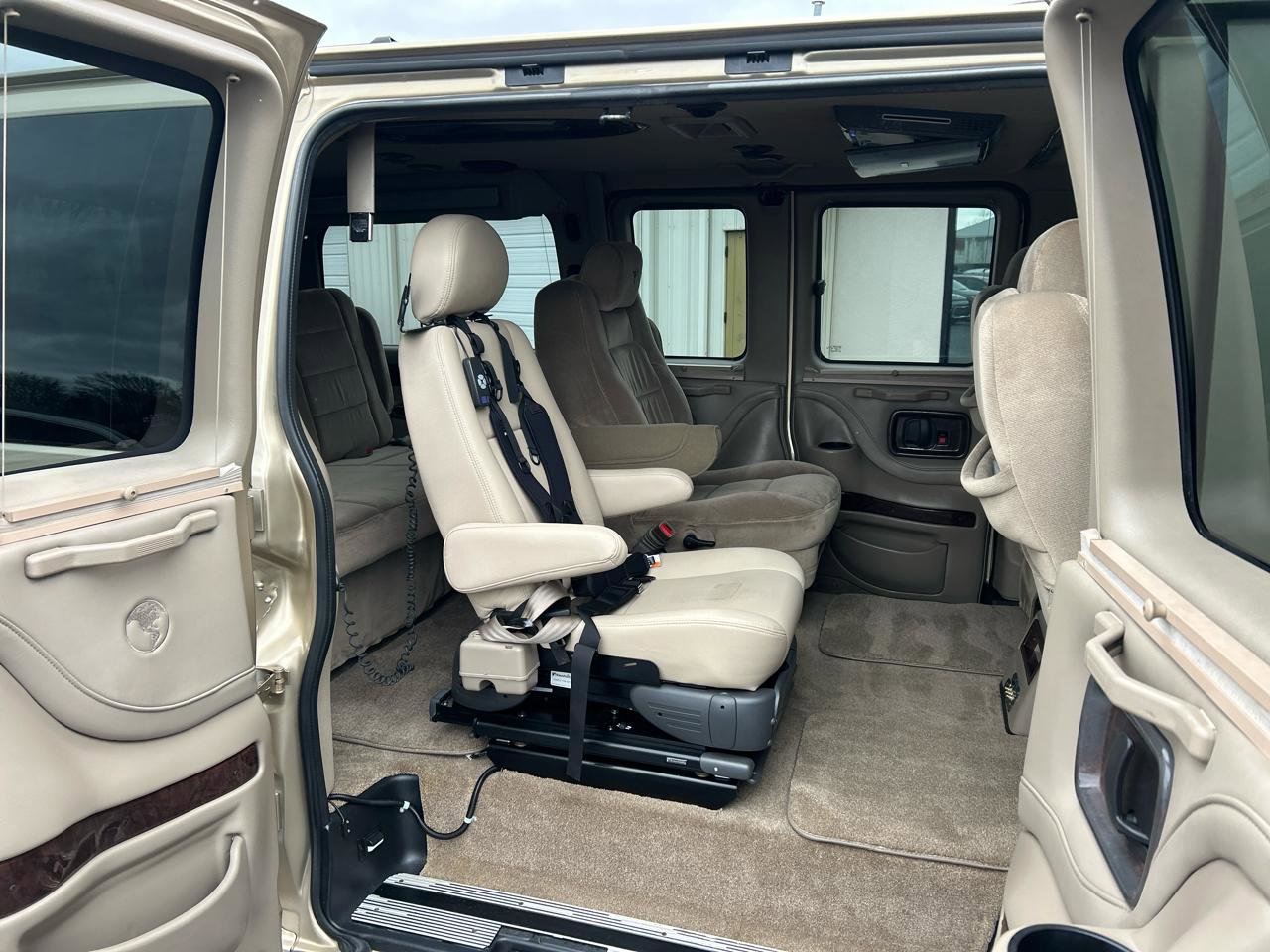 Used 2011 Chevrolet Express 1500 image 24