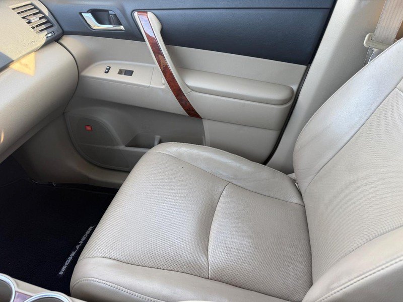 Used 2012 Toyota Highlander Limited w/ Tow Pkg AWD/4WD image 25