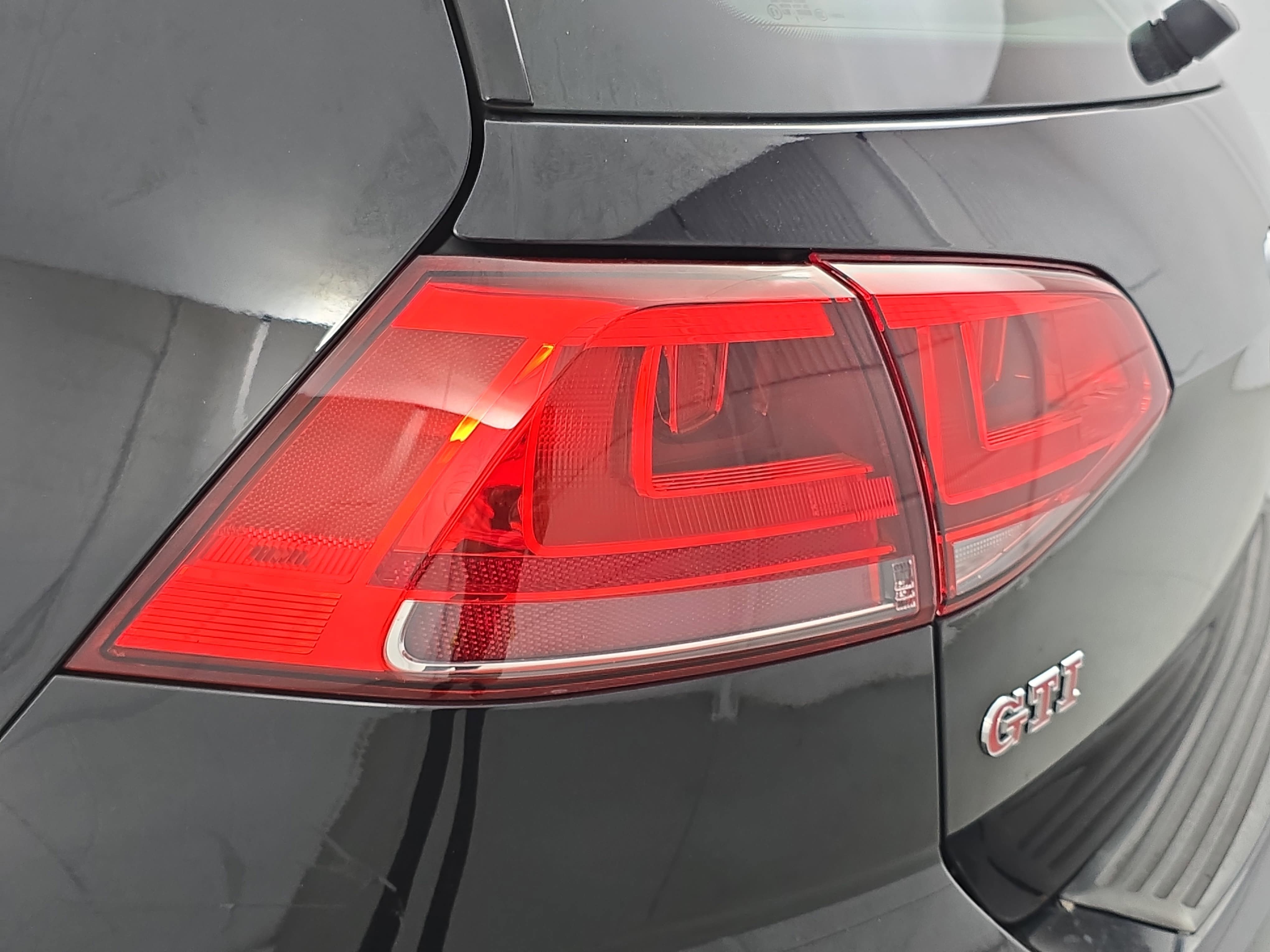 Used 2017 Volkswagen GTI SE FWD image 34