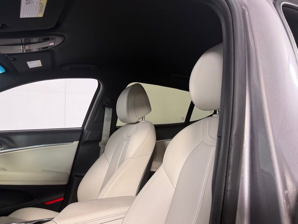 Used 2025 Genesis G70 2.5T image 22