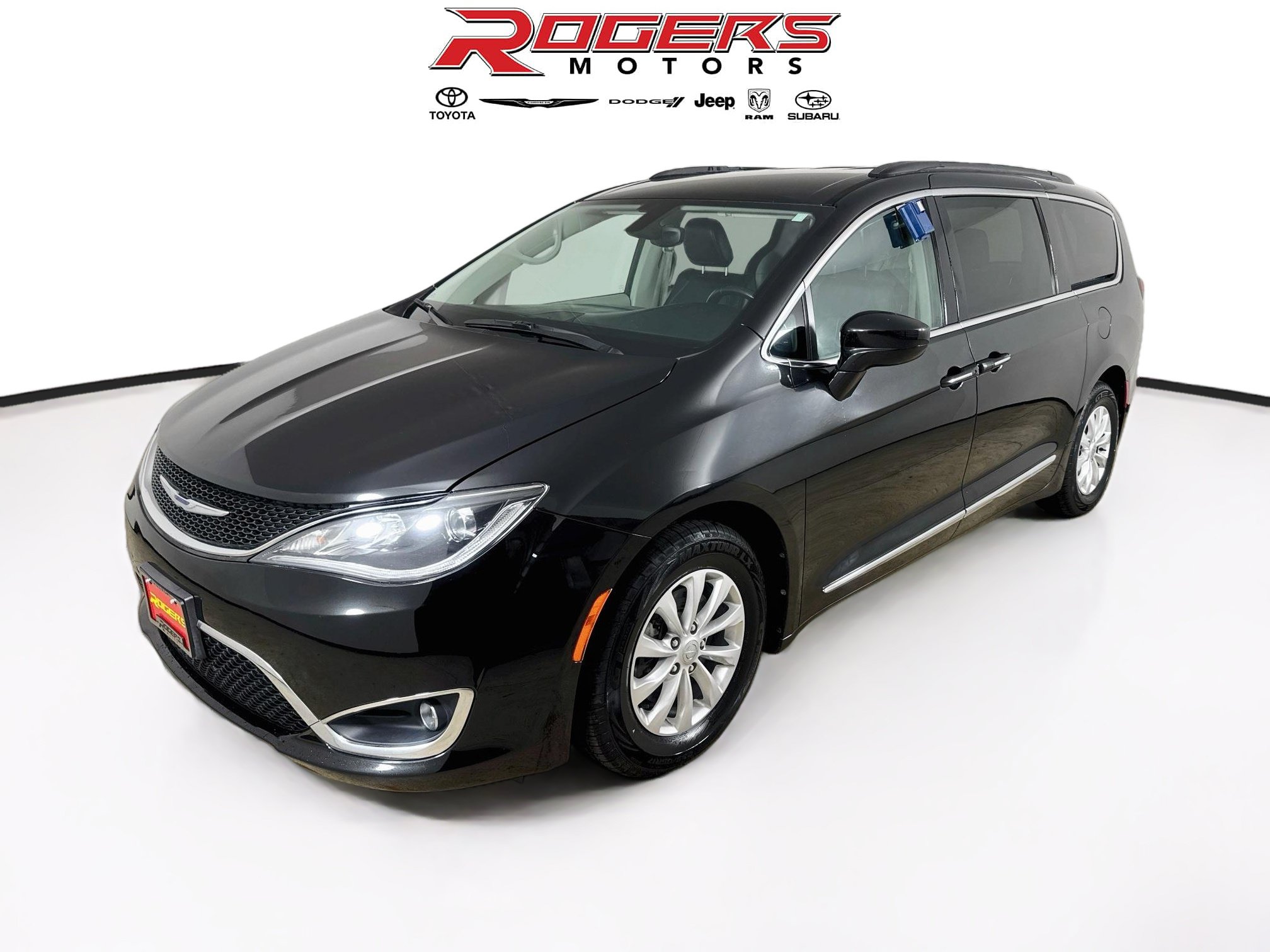 Used 2017 Chrysler Pacifica Touring-L FWD image 3