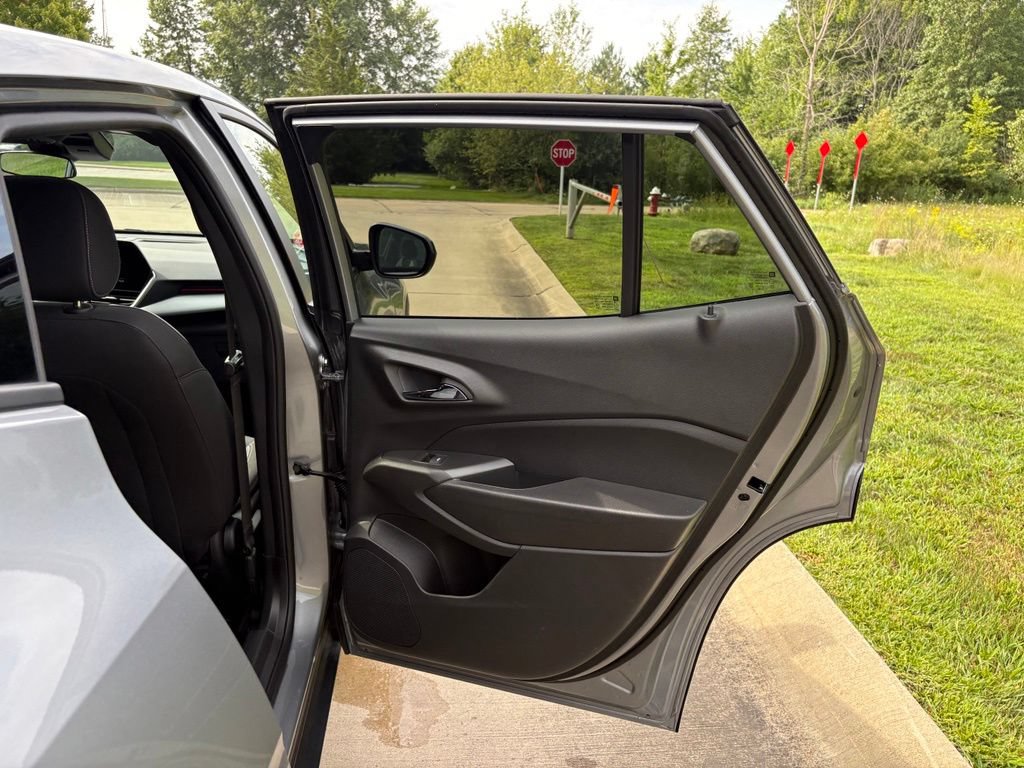 Used 2025 Chevrolet Trax RS w/ Sunroof Package FWD image 33