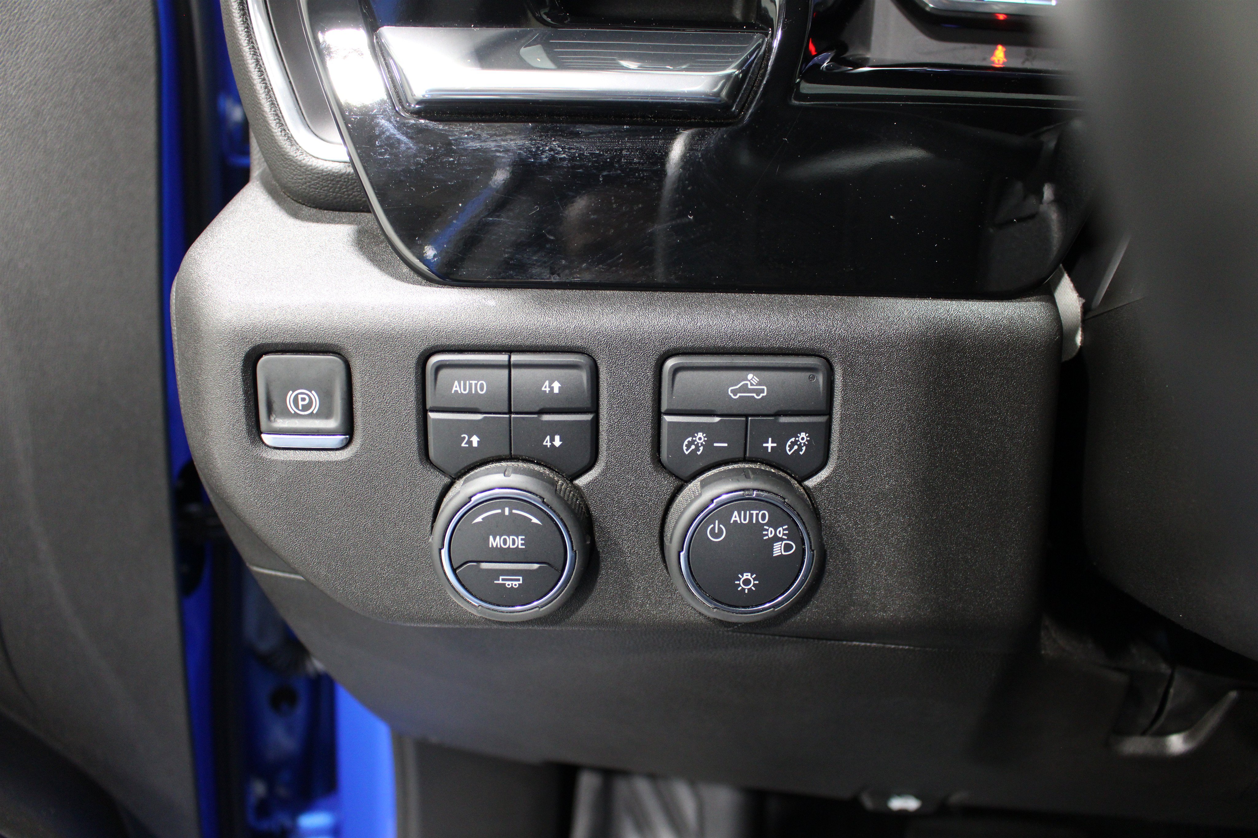 Used 2025 Chevrolet Silverado 1500 LT AWD/4WD image 9