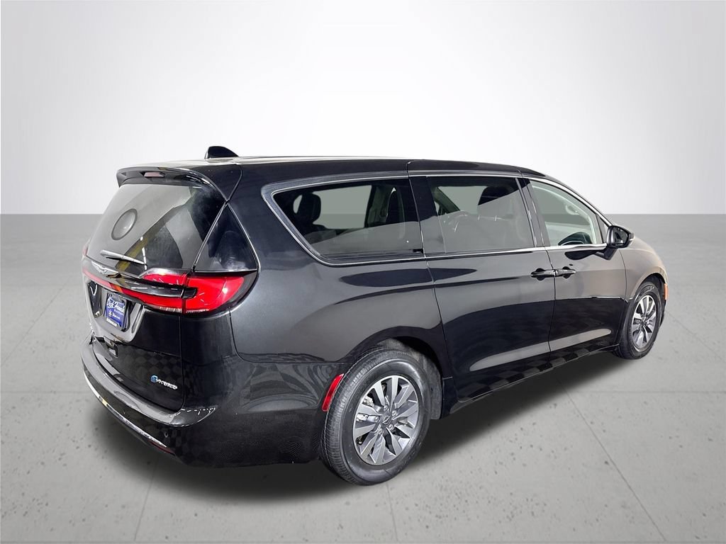 Used 2023 Chrysler Pacifica Touring-L FWD image 6