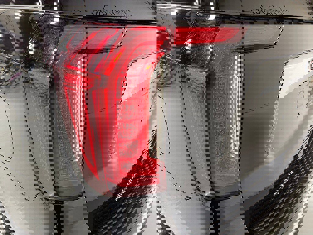 Used 2023 GMC Yukon XL Denali w/ Advanced Technology Package image 13