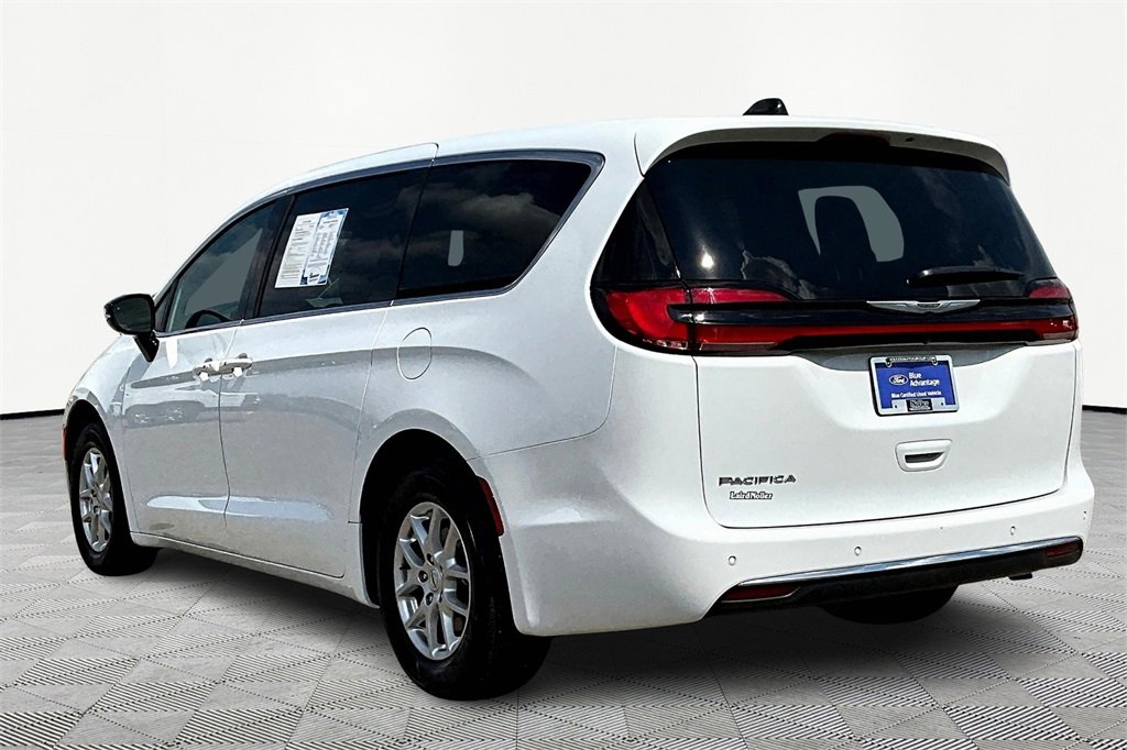 Used 2025 Chrysler Pacifica Select image 13
