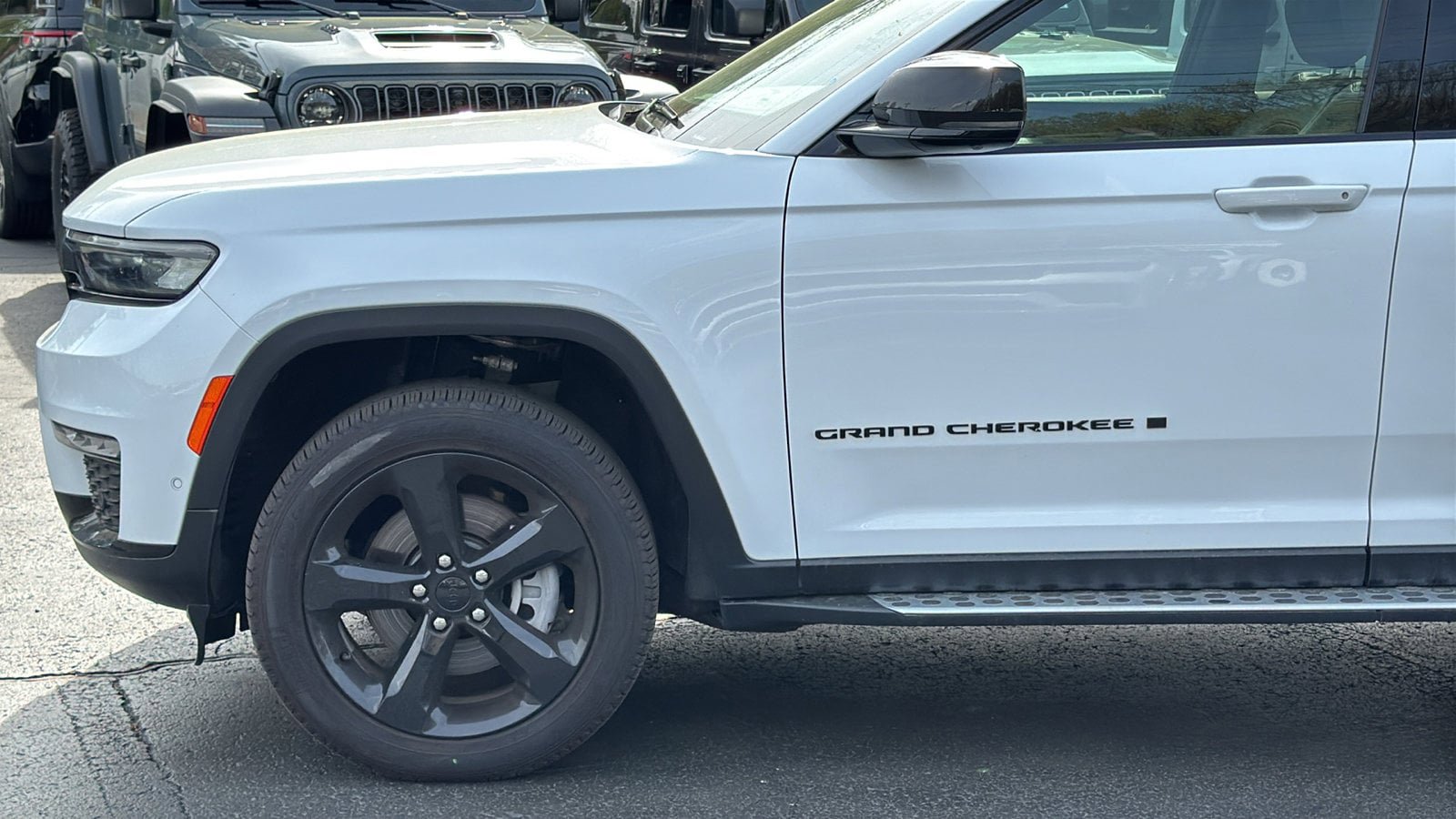 Certified 2025 Jeep Grand Cherokee L Limited w/ Luxury Tech Group II AWD/4WD image 3