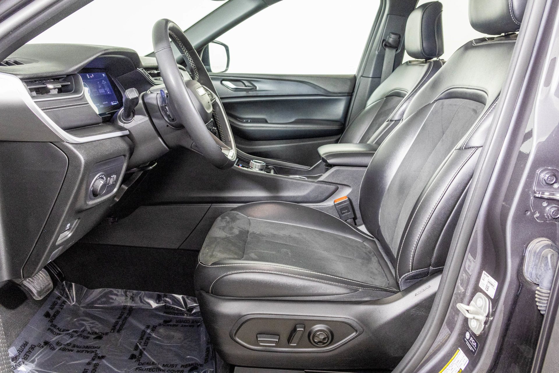Used 2024 Jeep Grand Cherokee Laredo AWD/4WD image 25