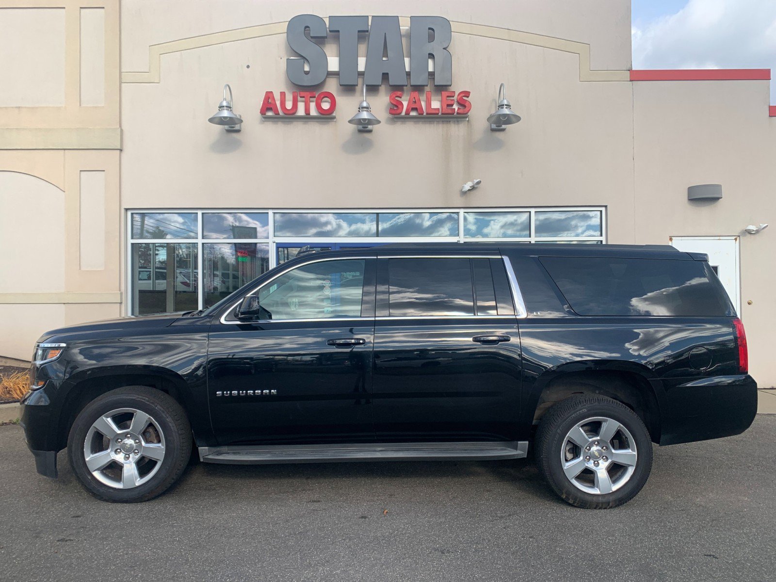 Used 2016 Chevrolet Suburban LT image 4