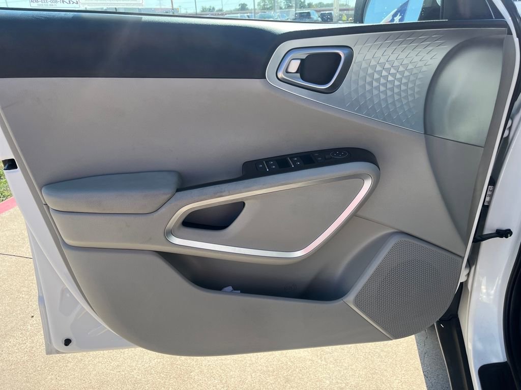 Used 2023 Kia Soul LX image 13