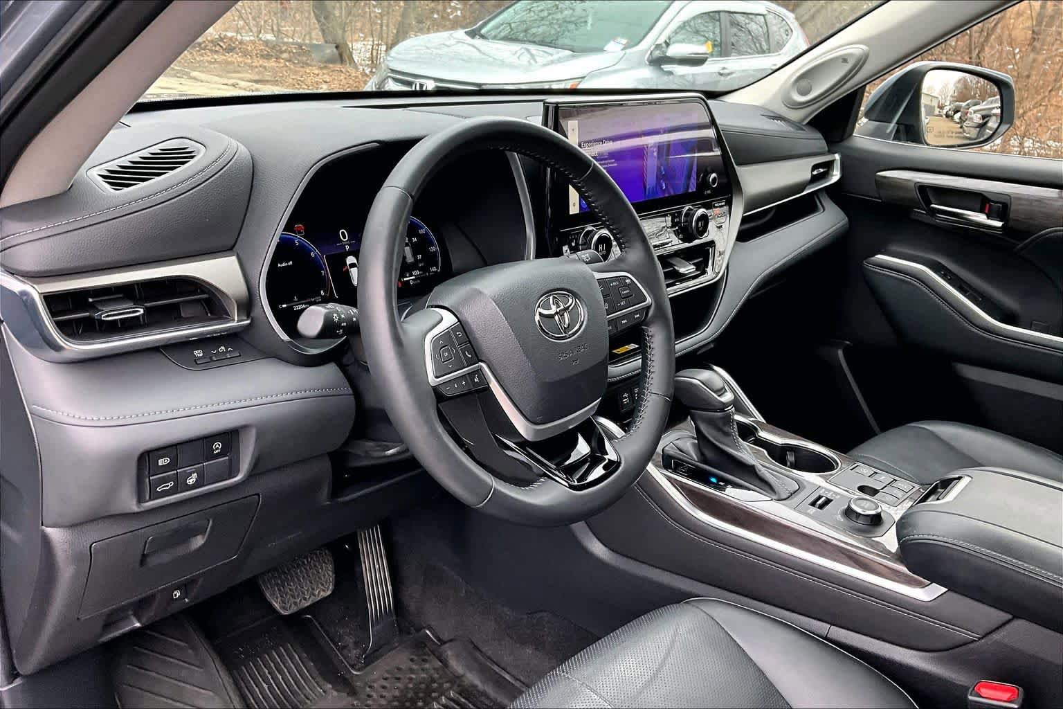 Used 2023 Toyota Highlander Limited image 17