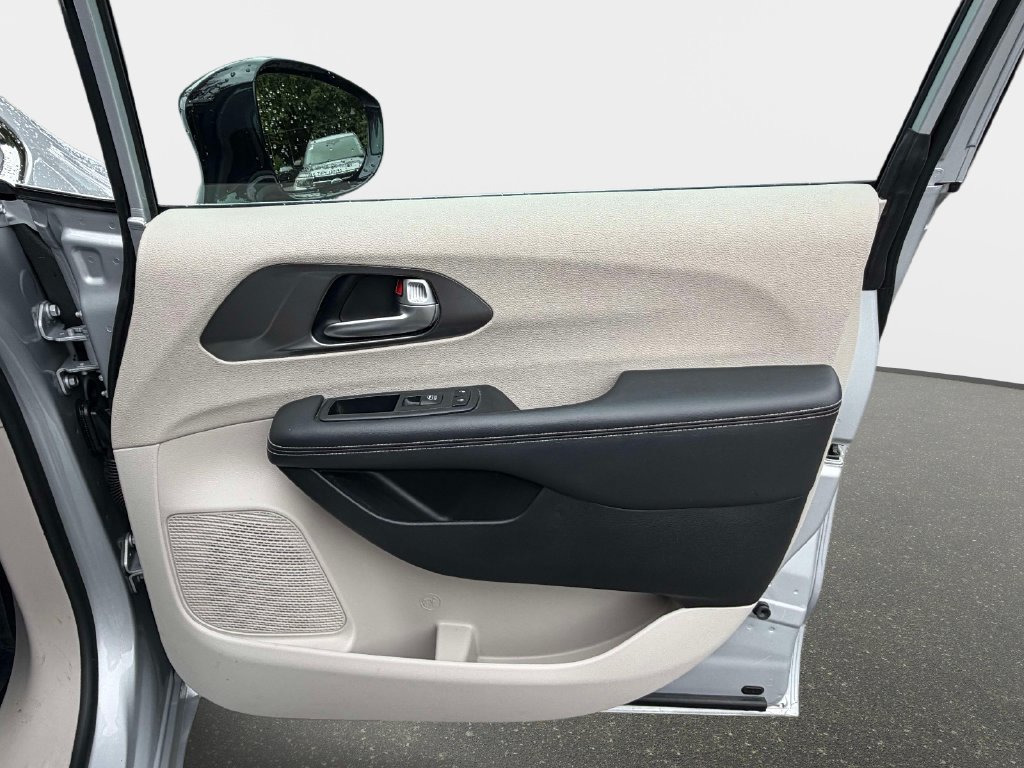 Used 2024 Chrysler Pacifica Touring-L FWD image 8