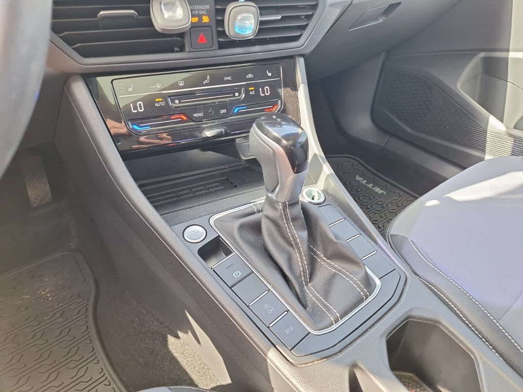 Used 2025 Volkswagen Jetta SE FWD image 15