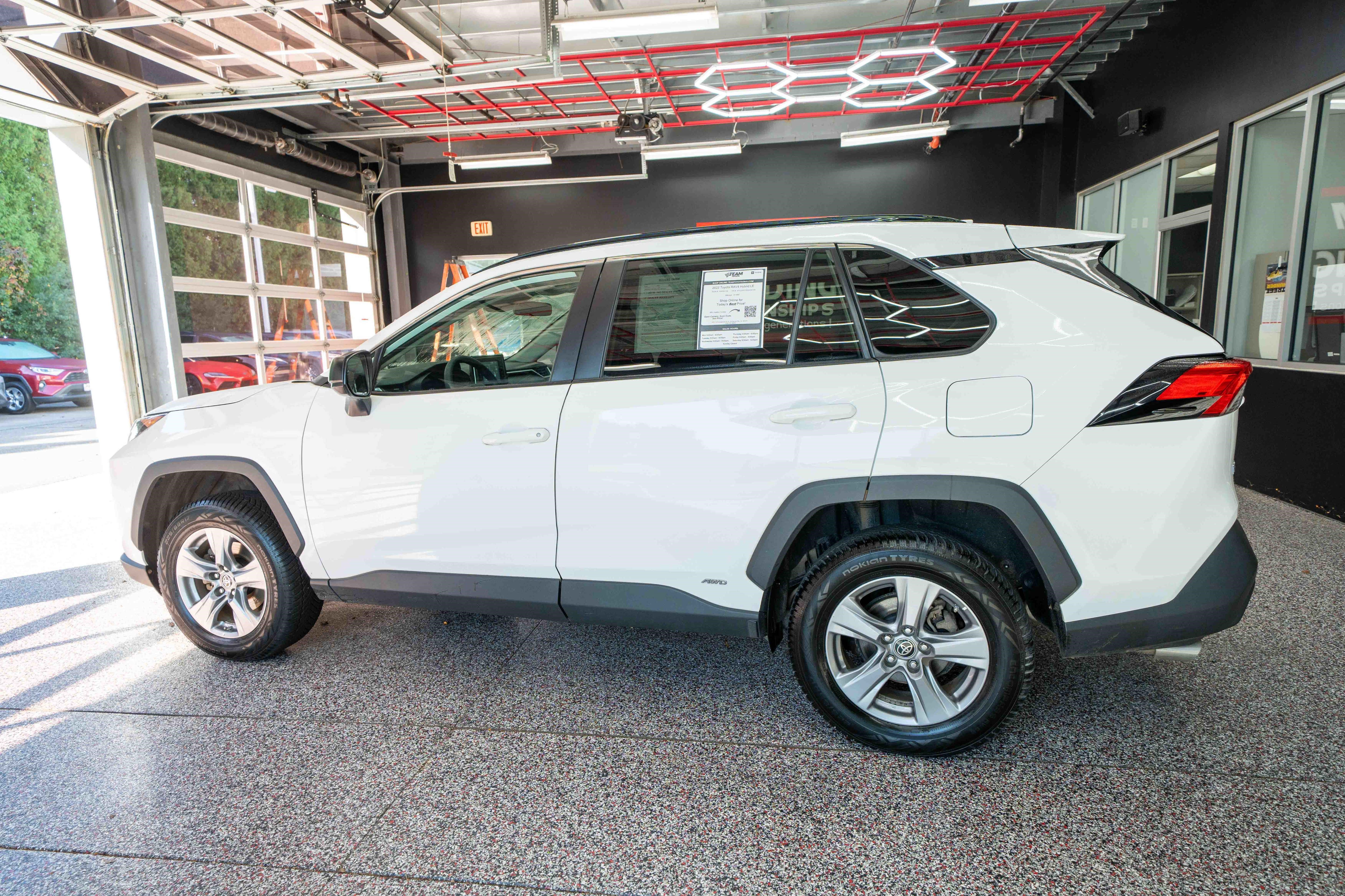 Used 2022 Toyota RAV4 LE AWD/4WD image 2