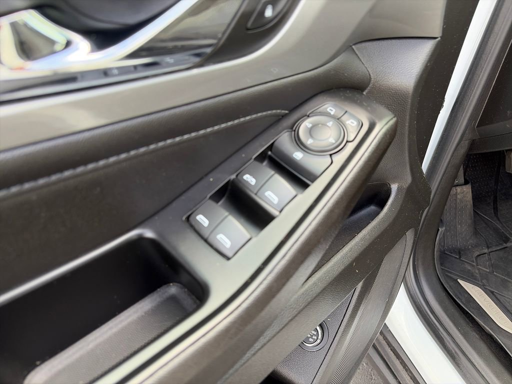 Certified 2023 Chevrolet Traverse LT FWD image 28