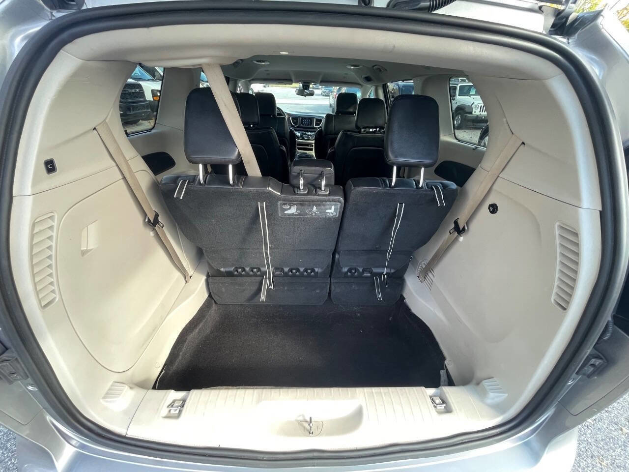 Used 2018 Chrysler Pacifica Touring-L image 37