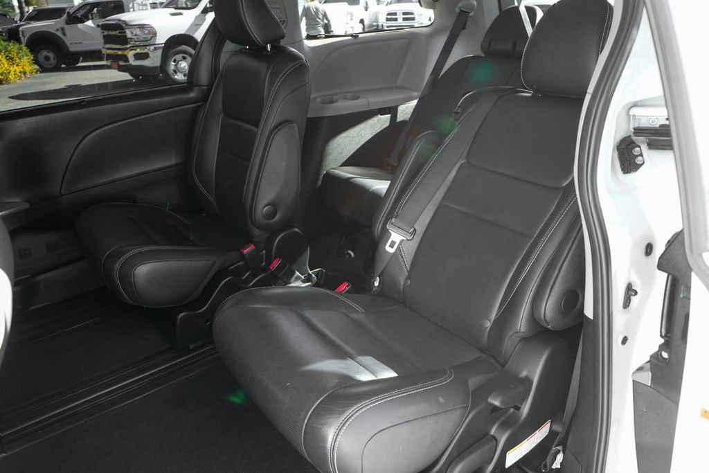 Used 2016 Toyota Sienna SE image 40
