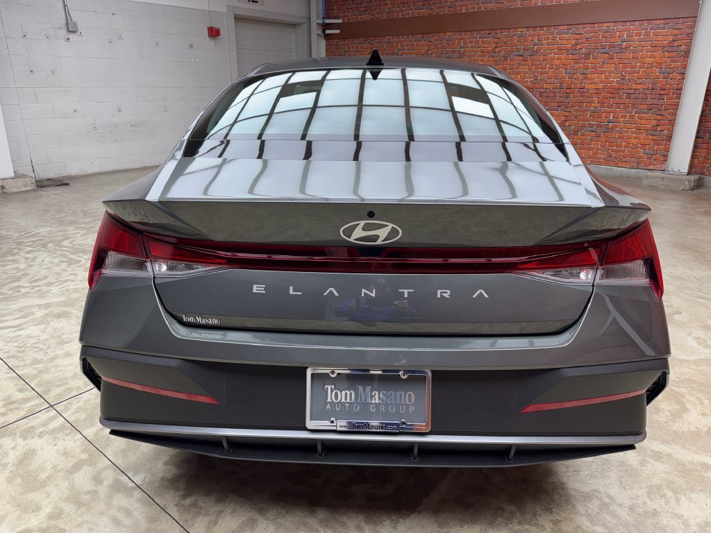 Used 2026 Hyundai Elantra SE FWD image 4