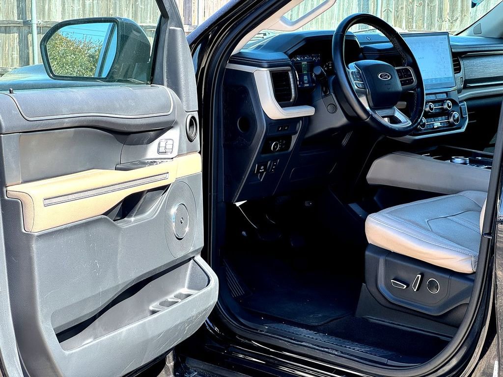 Used 2023 Ford Expedition Limited image 11