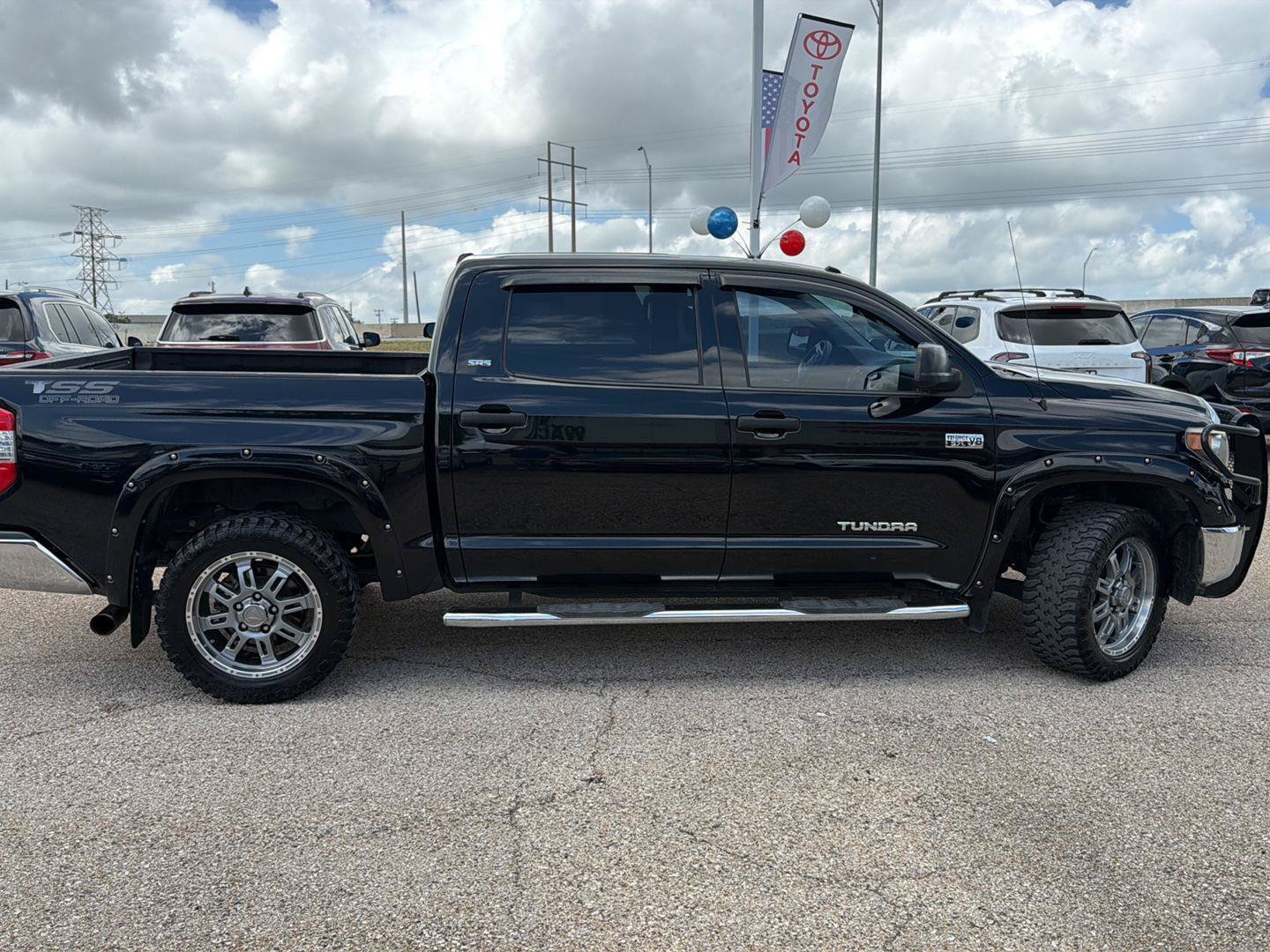 Used 2018 Toyota Tundra SR5 w/ SR5 Upgrade Package AWD/4WD image 2