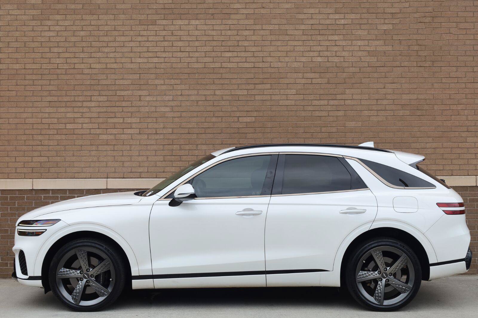 Used 2022 Genesis GV70 3.5T Sport AWD/4WD image 2