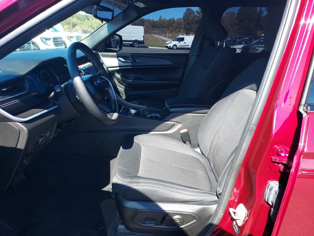 Used 2024 Jeep Grand Cherokee L Laredo AWD/4WD image 15