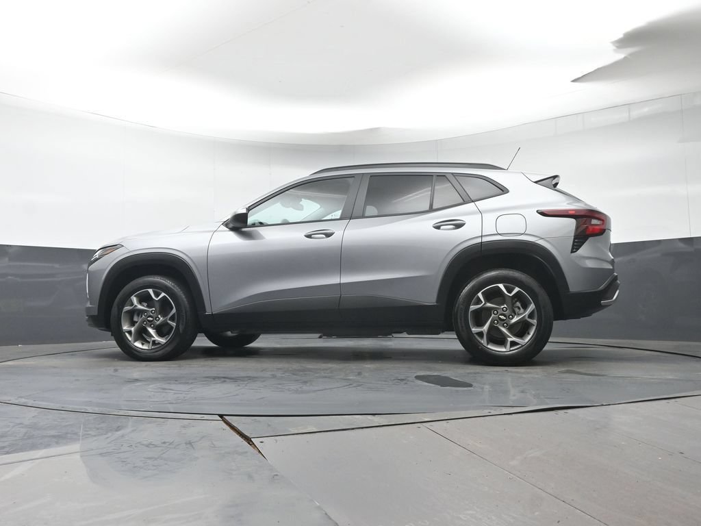 Used 2025 Chevrolet Trax LT FWD image 24