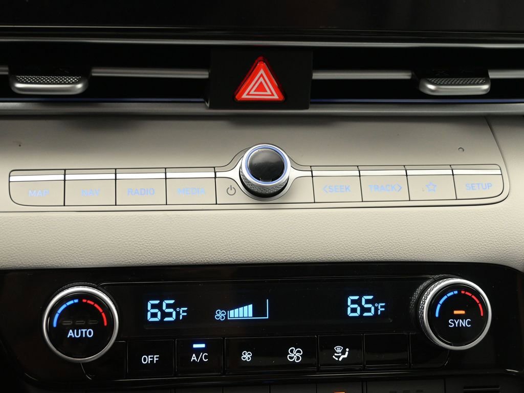 Certified 2025 Hyundai Elantra Limited image 19