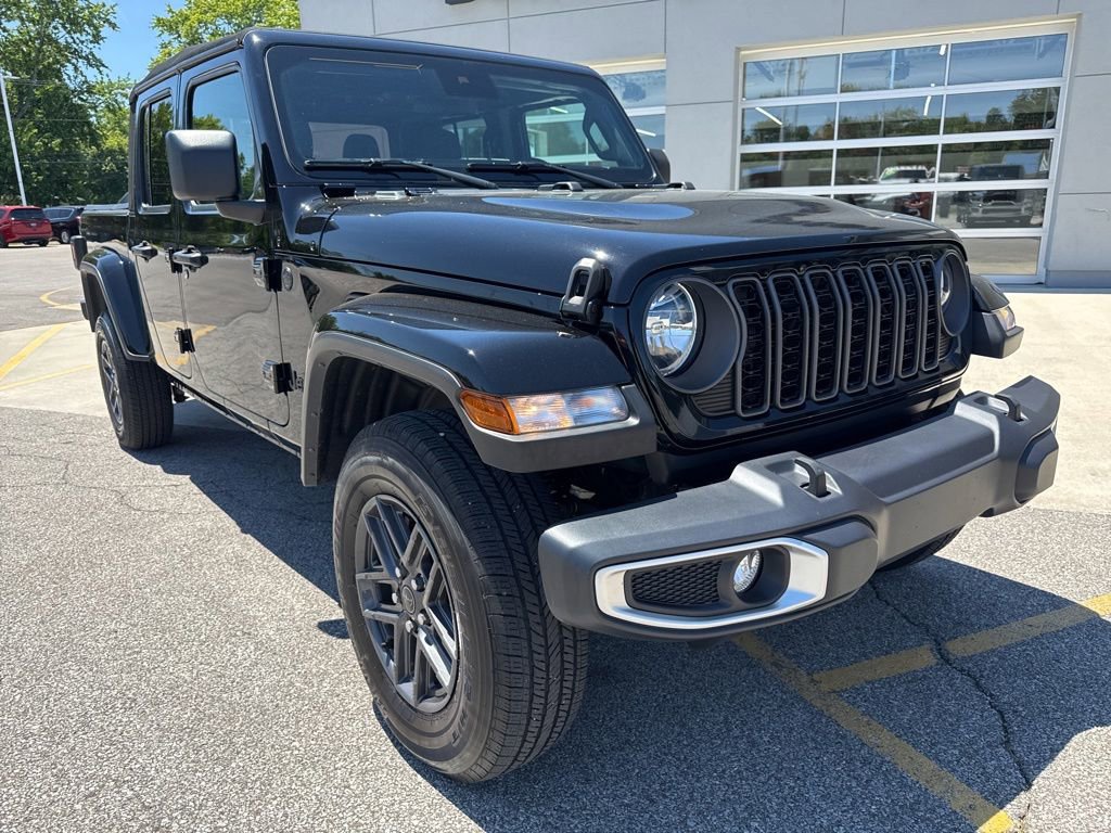 Used 2024 Jeep Gladiator Sport AWD/4WD image 14