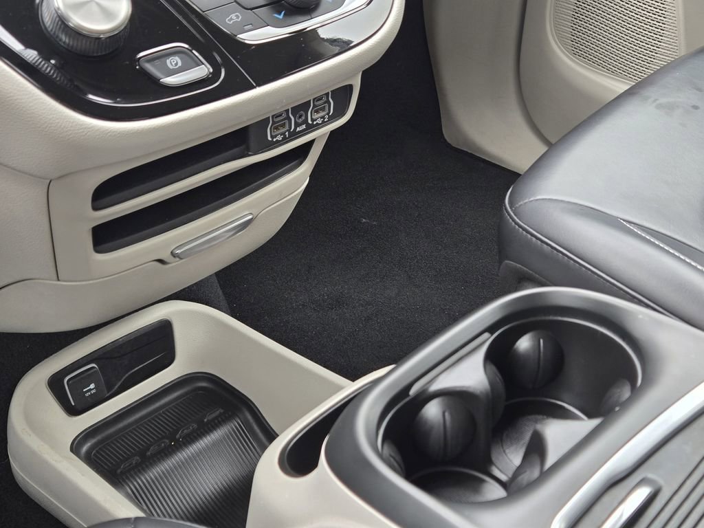 Used 2023 Chrysler Pacifica Touring-L FWD image 9