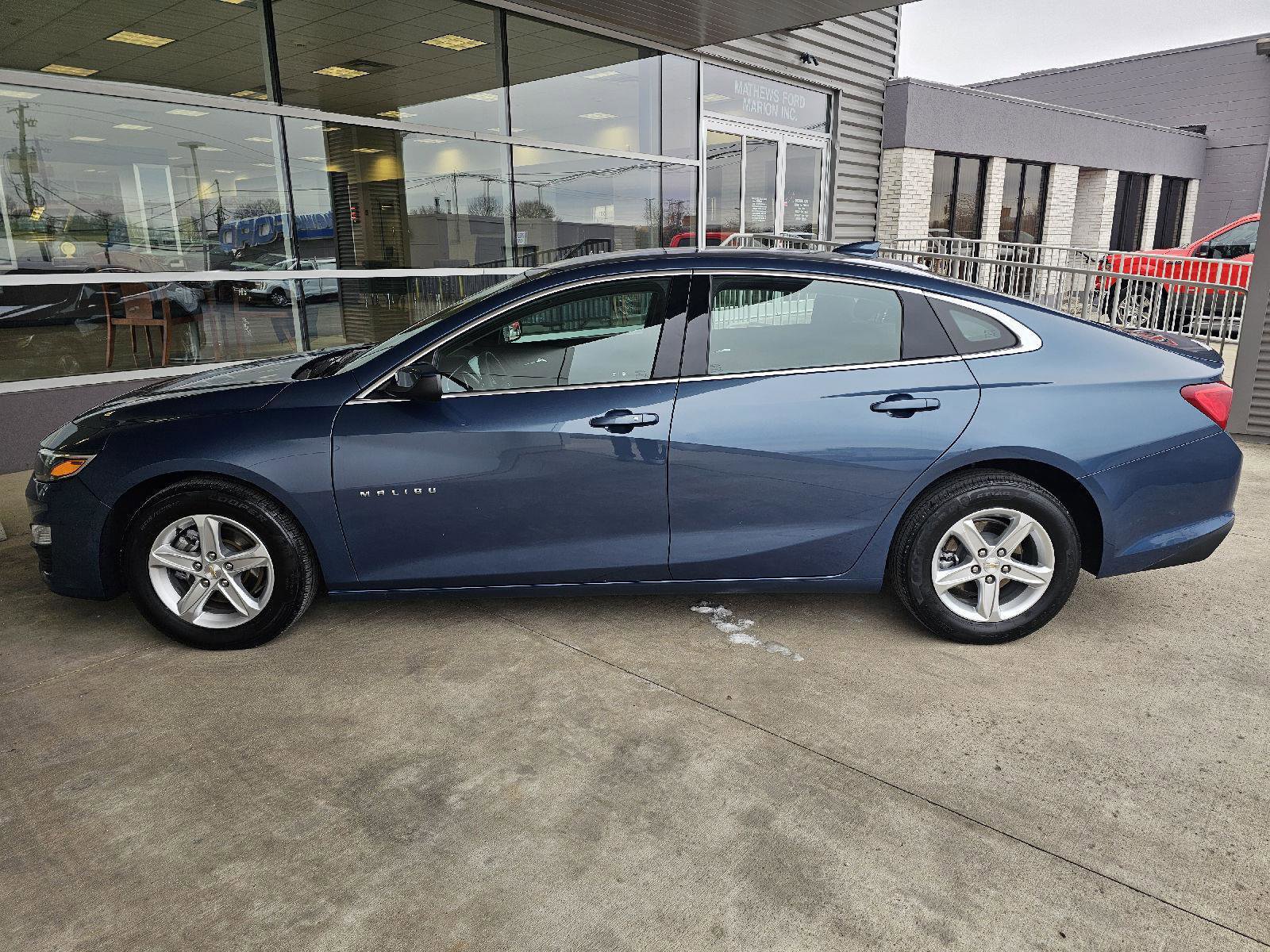 Used 2024 Chevrolet Malibu LT image 2