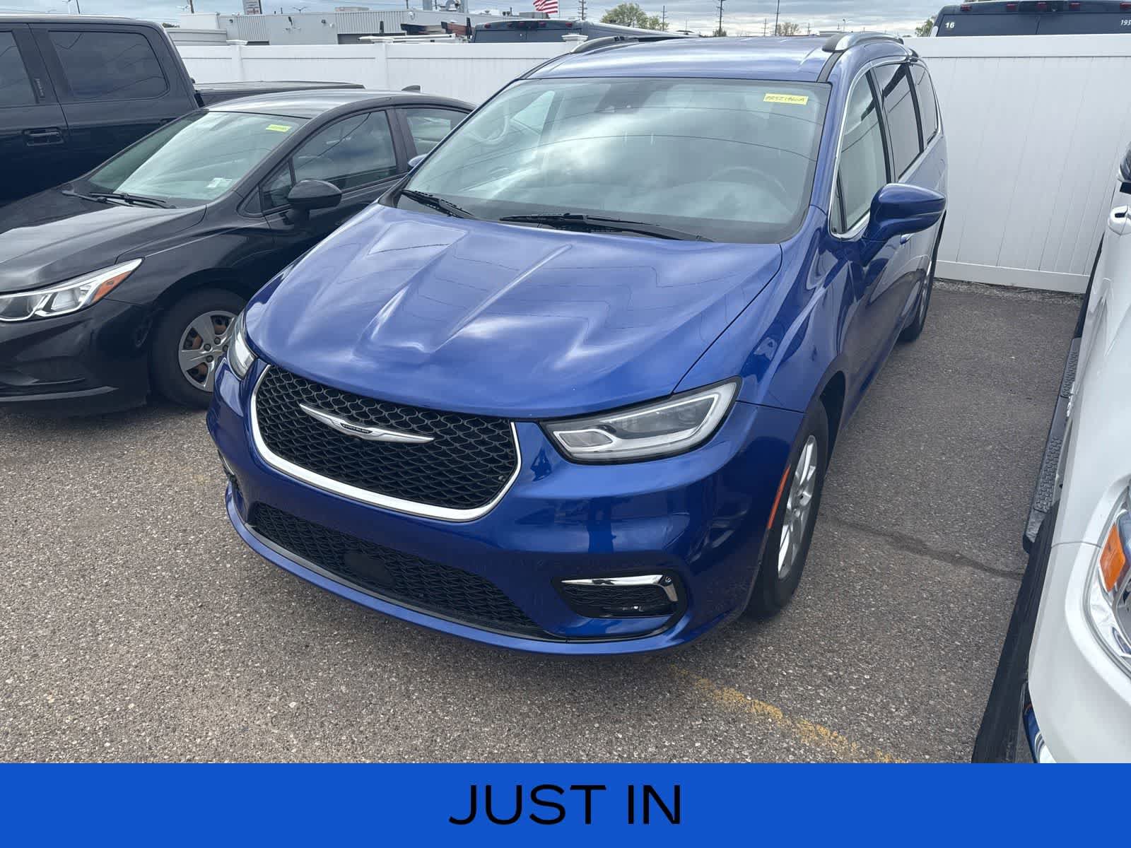 Used 2021 Chrysler Pacifica Touring-L w/ Uconnect Theater Family Group FWD image 1