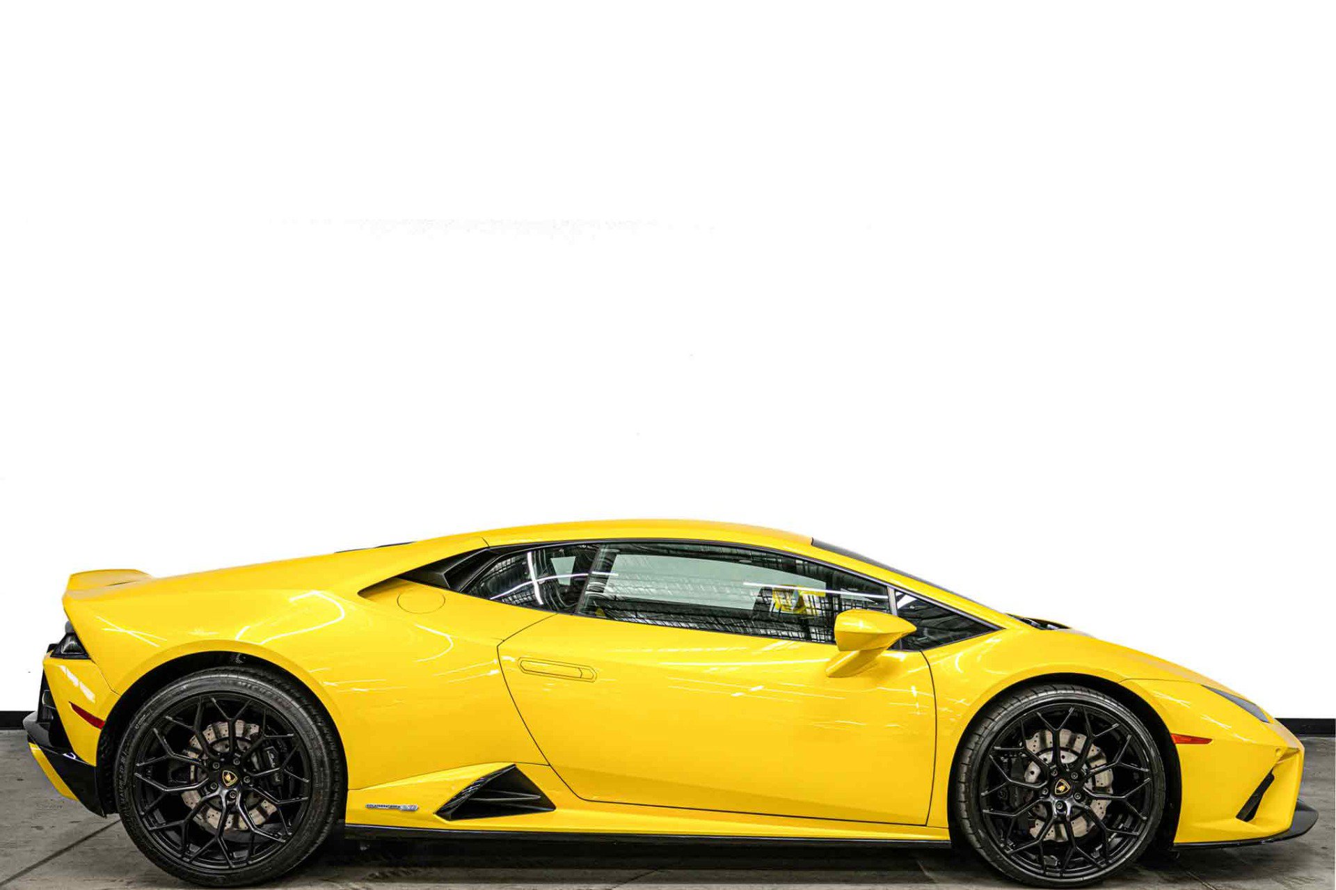 Used 2021 Lamborghini Huracan EVO RWD image 2